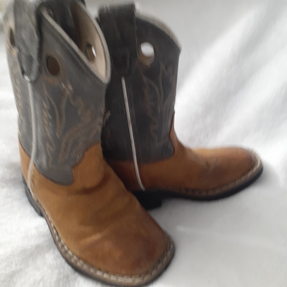 Cody James cowboy boots for toddlers in a size 6